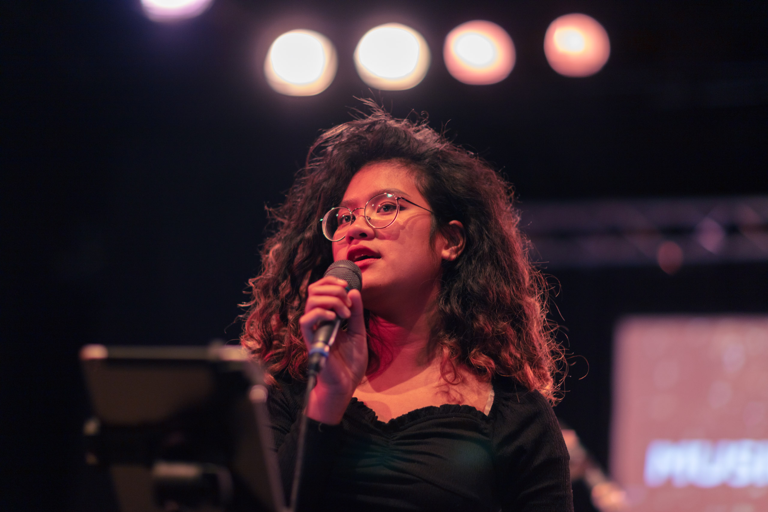 Kezia Editha Christy am Mikrophon auf der Bühne