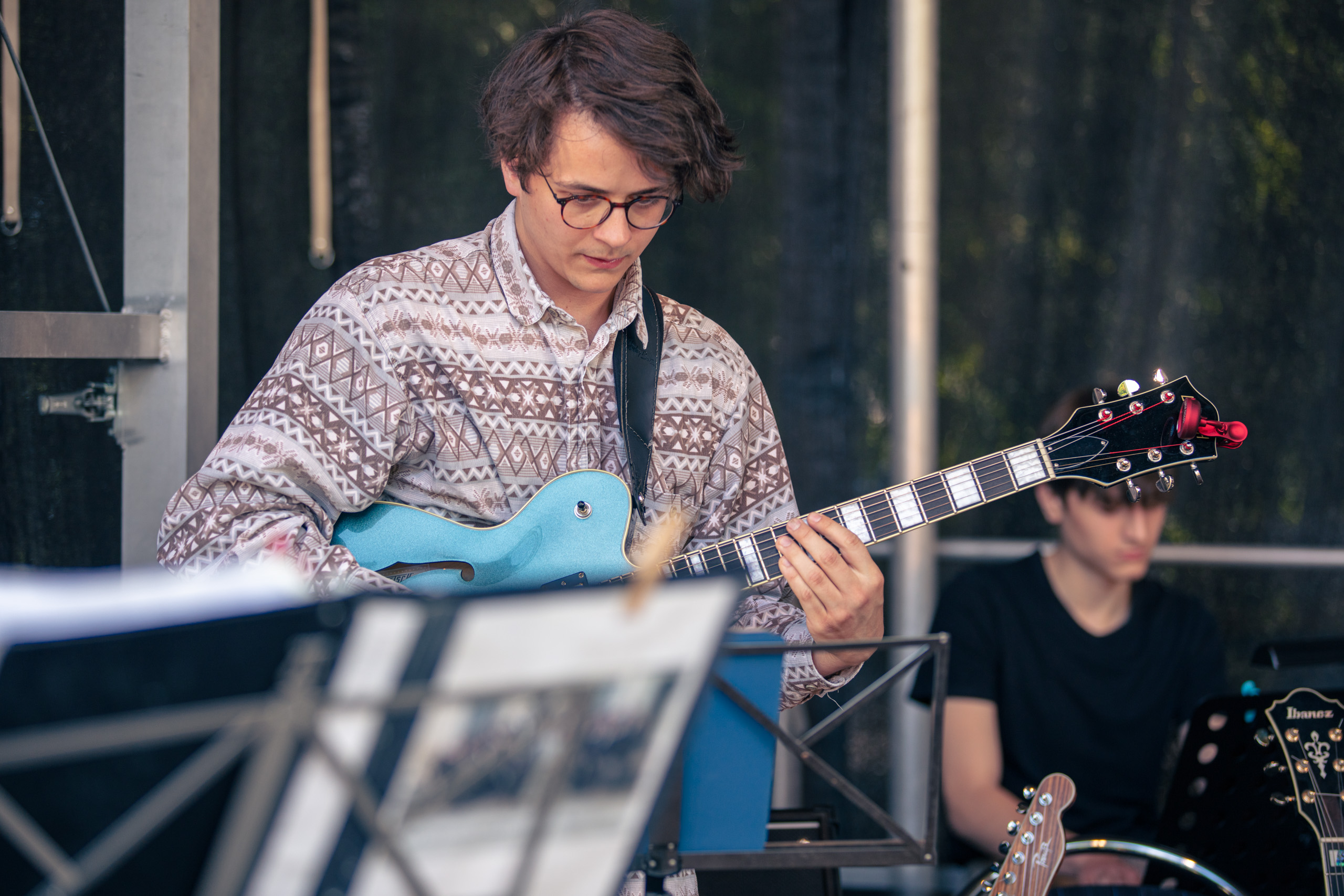 Vincent Kaitzl an der Gitarre bein einem OpenAir-Auftrtt