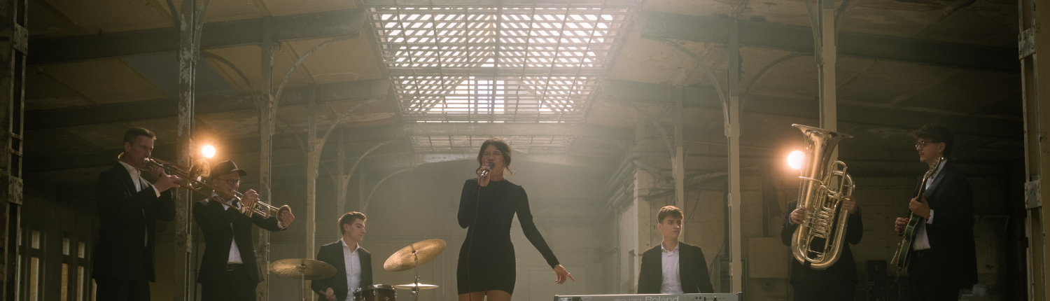 Ton_Kollektiv Leipzig Das Ton_Kollektiv spielen in einer Industriehalle