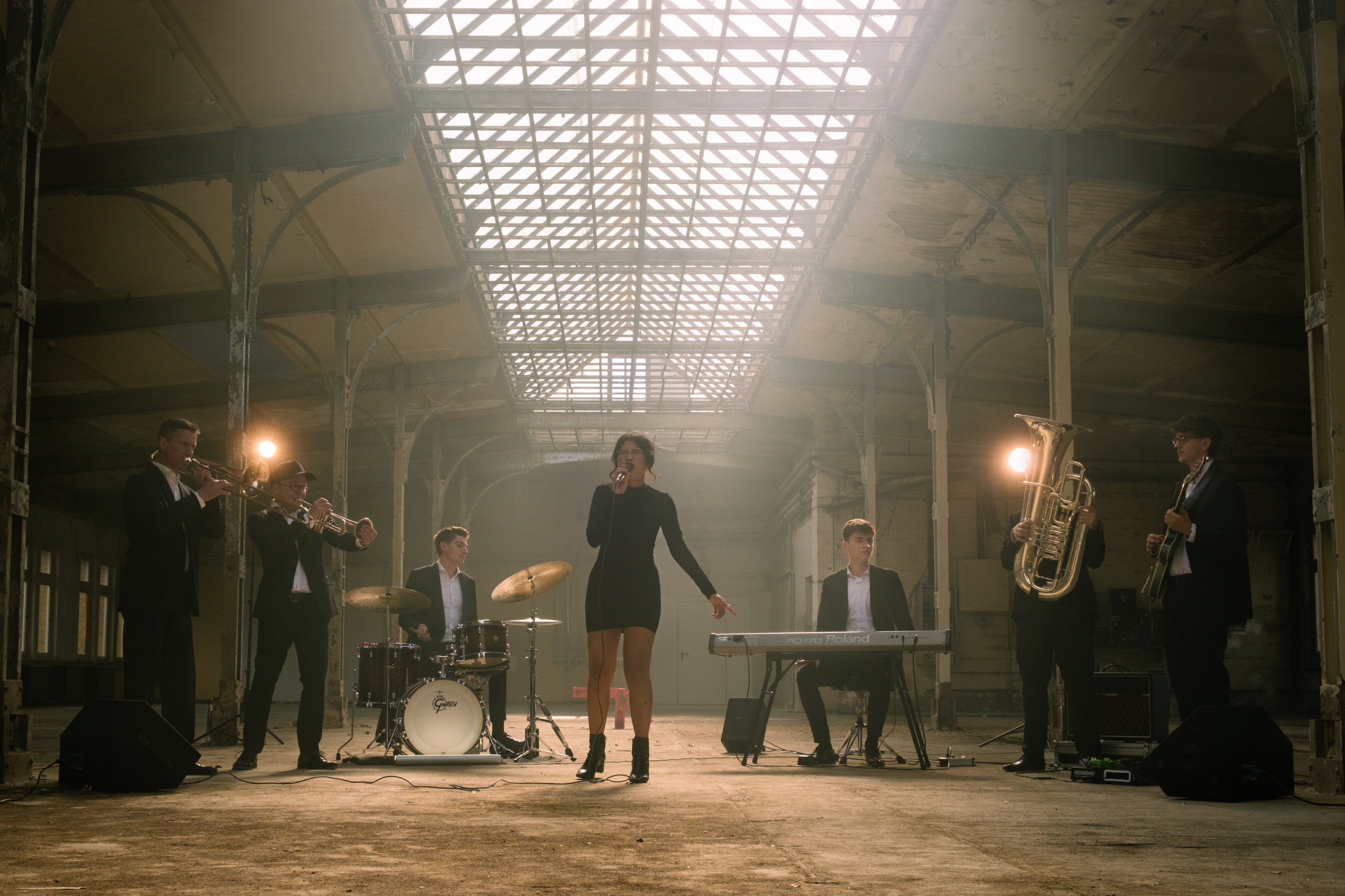 Ton_Kollektiv Leipzig Das Ton_Kollektiv spielen in einer Industriehalle