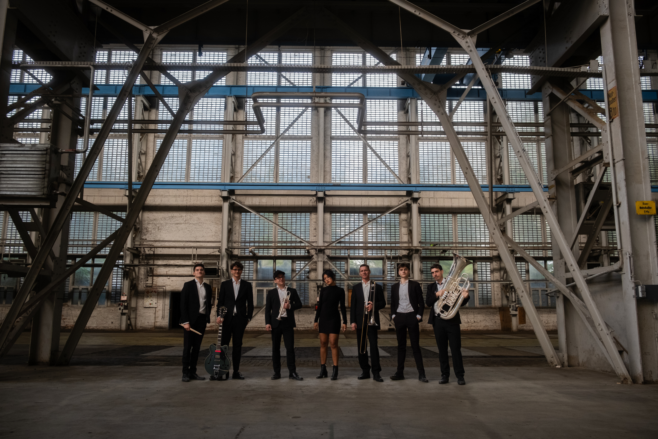 Ton_Kollektiv Leipzig Das Ton_Kollektiv posieren mit Instrumenten in einer Industriehalle