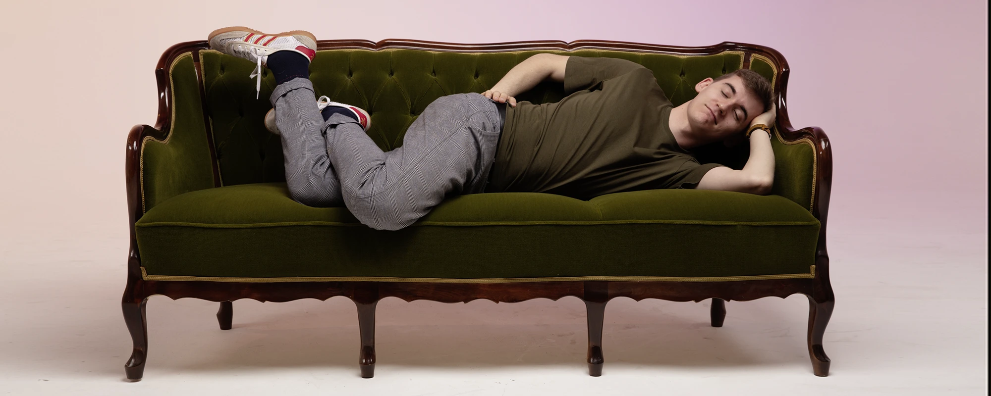 EIn Bandmitglied liegt auf einer Couch und hört sich die Songs an