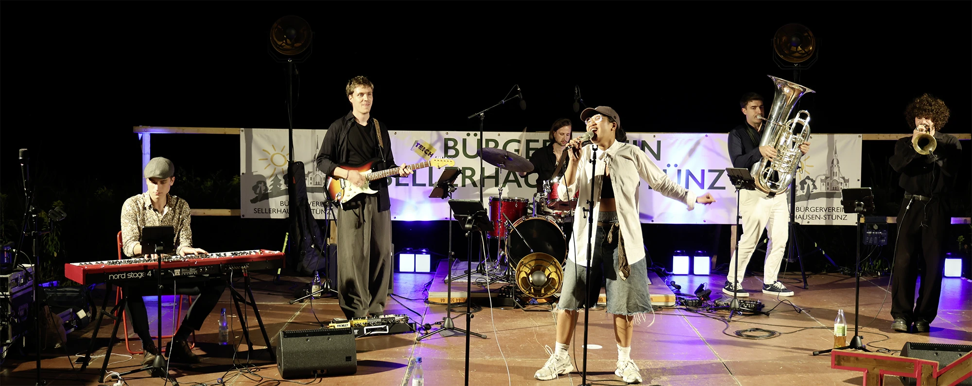 die Band bei einem abentlichen Auftritt unter freiem Himmel