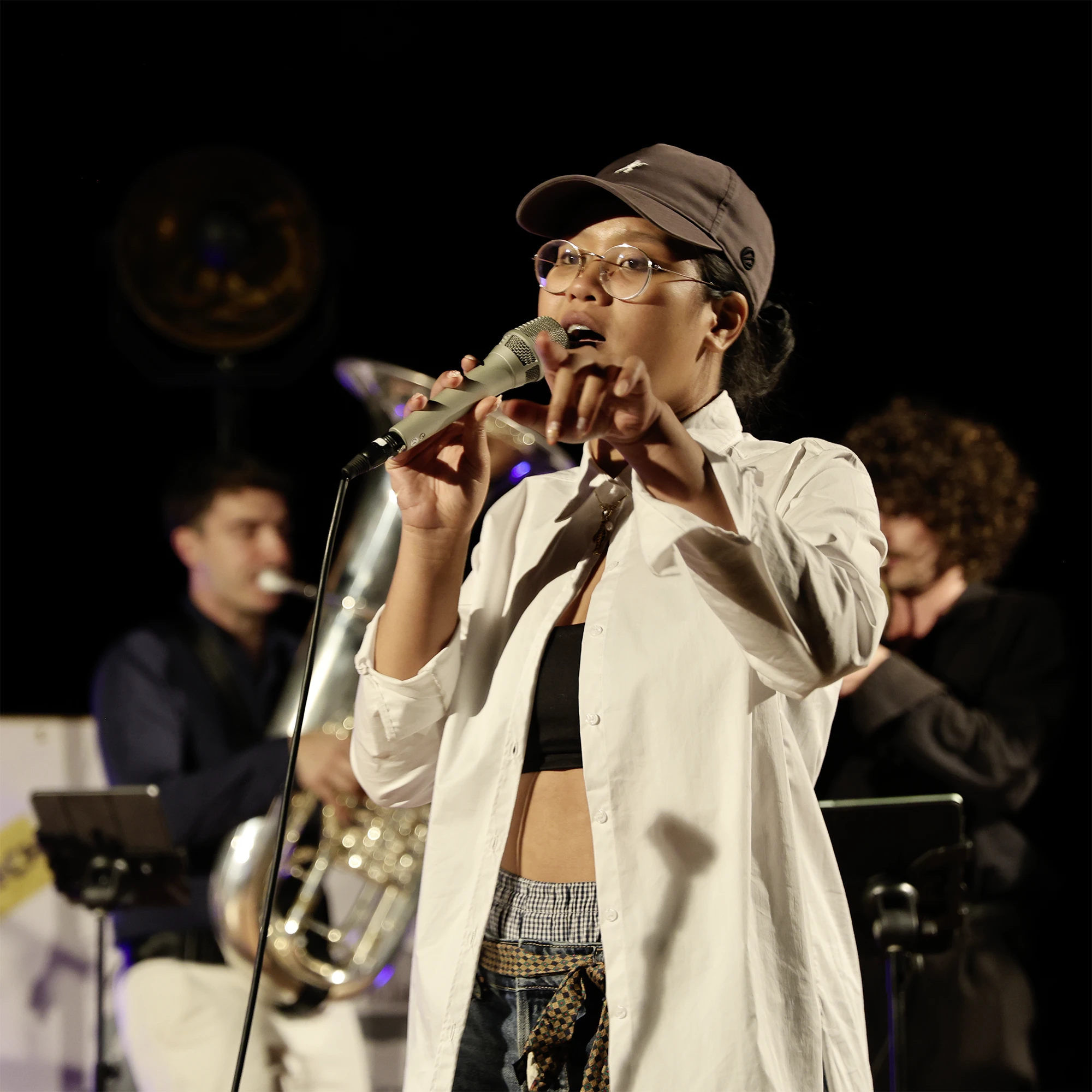 Kezia Editha Christy singt in Mikro