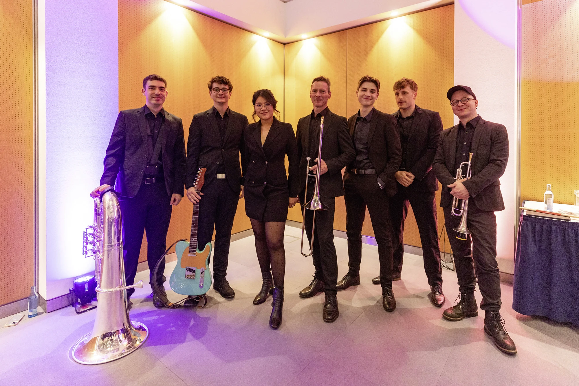 Bild der Band mit Instrumenten kurz vor dem Auftritt