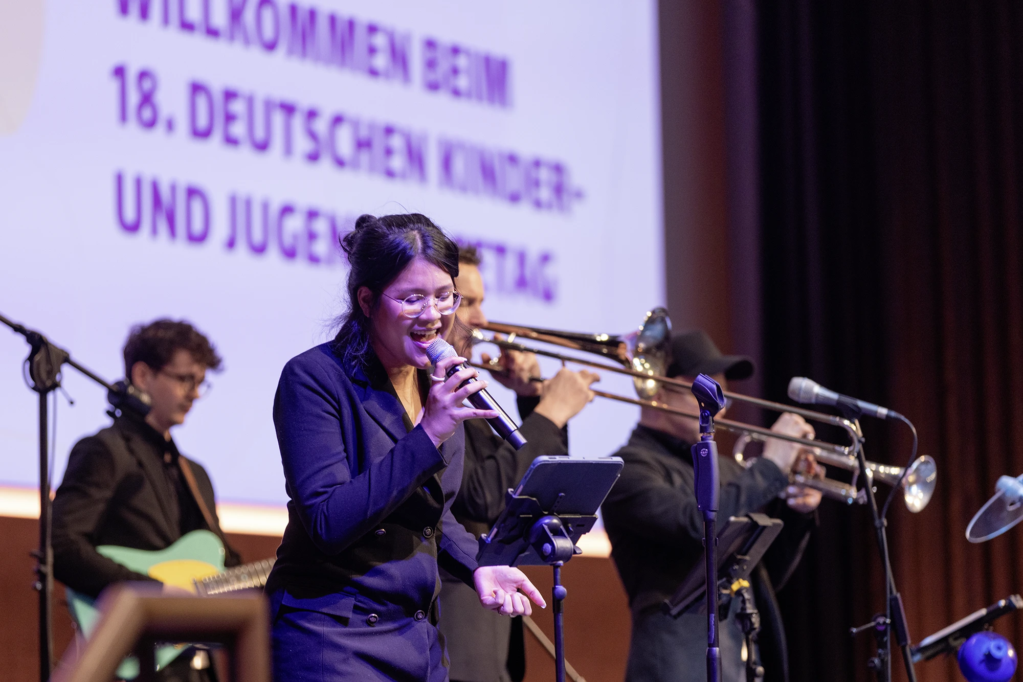 Die sängerin bei einem Auftritt
