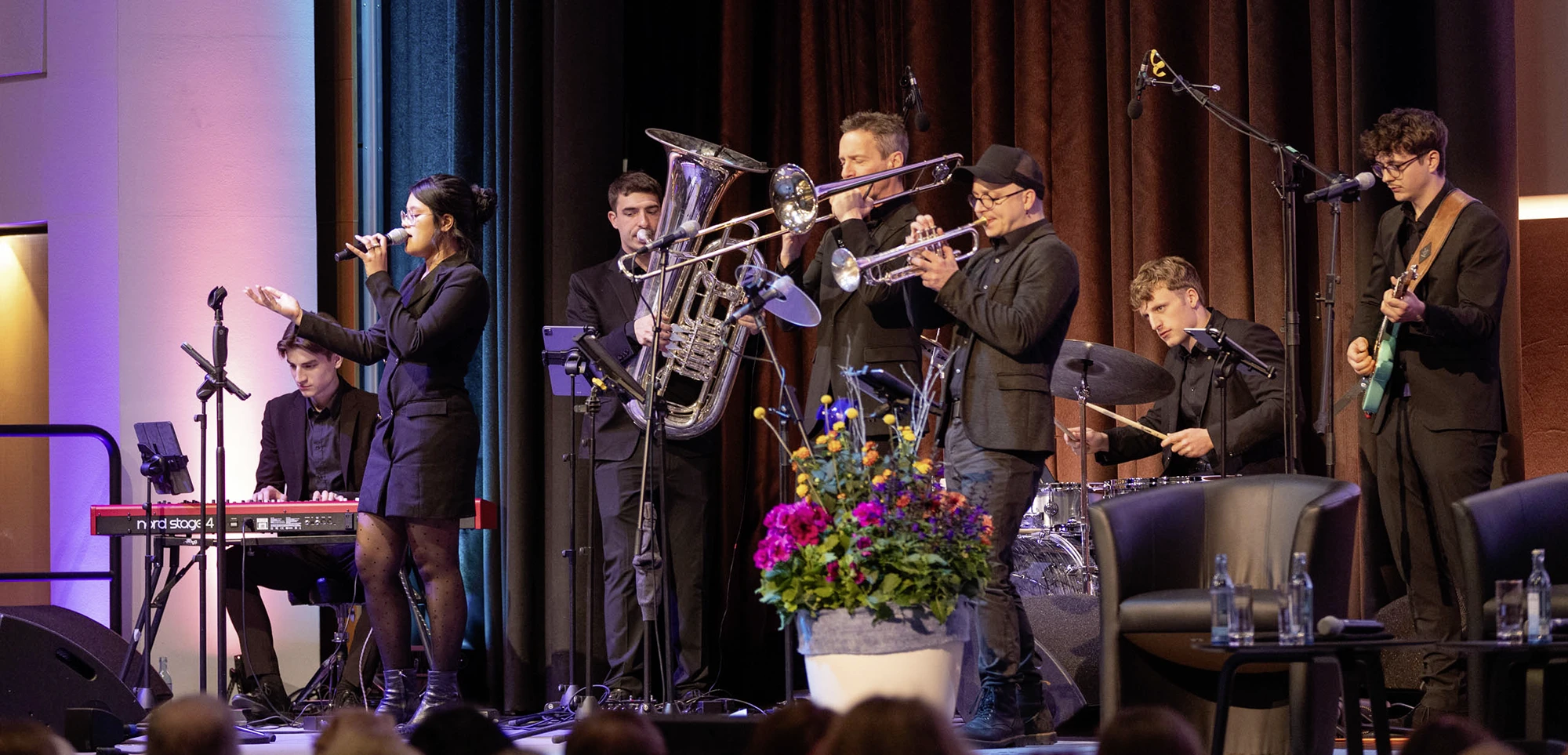 Die Band spielt auf der Bühne