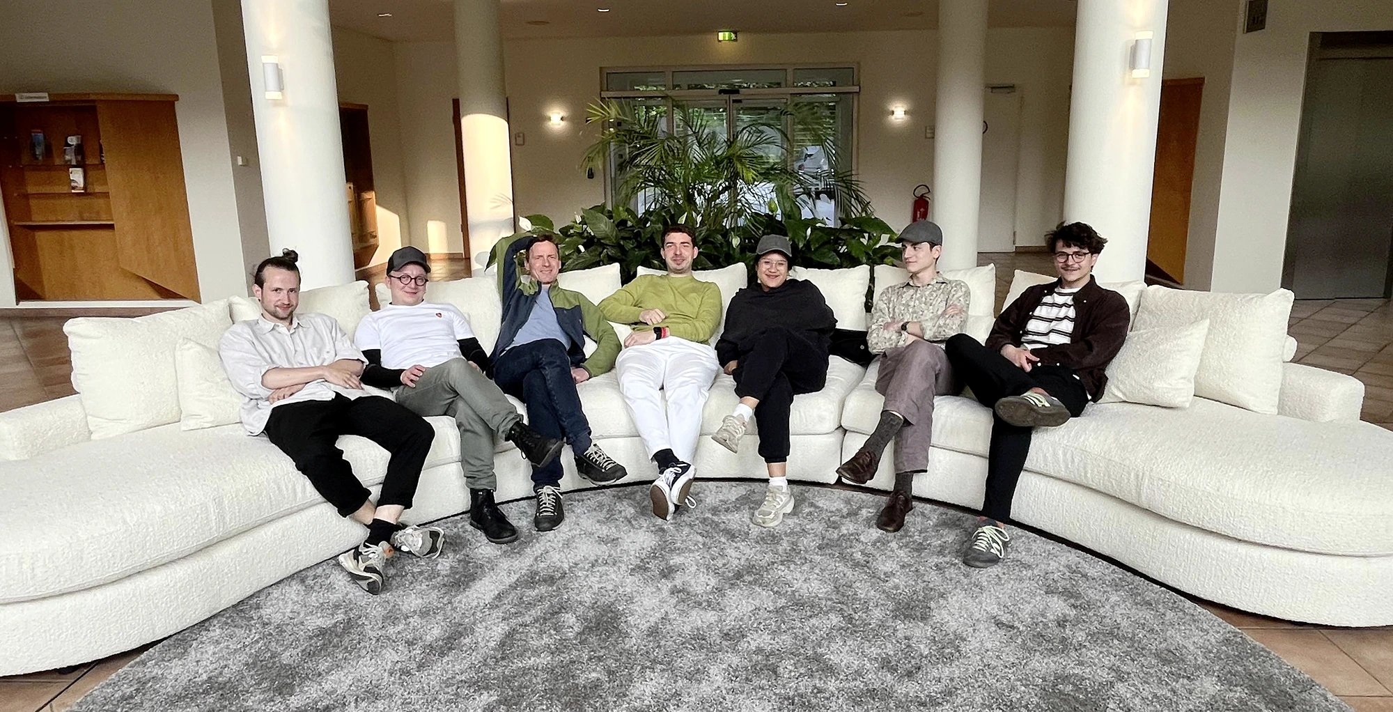 Die Band wartet vor dem Gig auf einer Couch